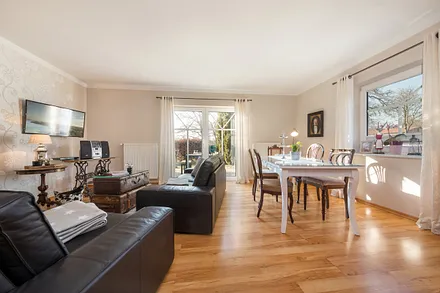 Das Wohnzimmer mit TV und HiFi-Anlage.