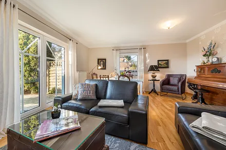 Hier der Austritt zur möblierten Südterrasse.