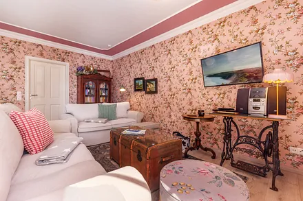 Das Wohnzimmer mit TV und HiFi-Anlage. WLAn ist kostenfrei vorhanden.