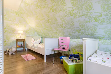 Das Kinderzimmer hat 2 Einzelbetten (0,90x2m). 