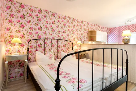 Das Elternbett (180x200) im Wohnzimmer.