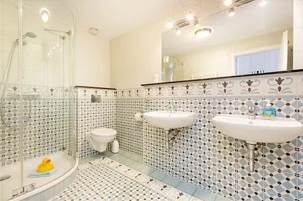 Das schöne Bad hat Dusche, WC, Fön und 2 Waschbecken.