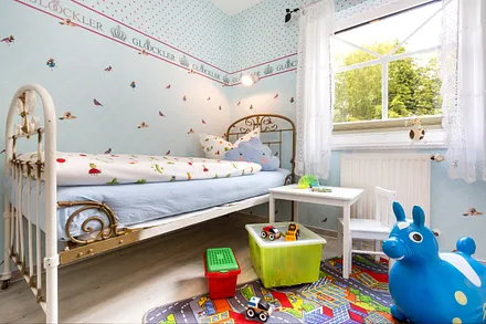 Das antike Pensionsbett (190x90) kommt im Kinderzimmer zu neuen Ehren.