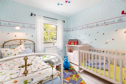 Das Gitterbettchen ist 140x70cm groß. Das Fenster kann verdunkelt werden.