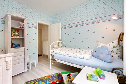 Spielzeug und Kinderbücher sind vorhanden. Im Wohnzimmer gibt es zusätzlich auch eine Kinderspielküche.