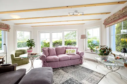 Der lichtdurchflutete Wohnbereich im Erker. Alle Fenster haben bei Bedarf Sichtschutzplissees.