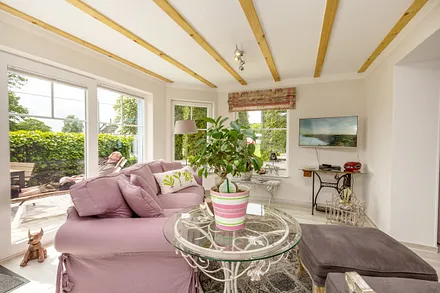 Die möblierte Terrasse ist nach Süden ausgerichtet.