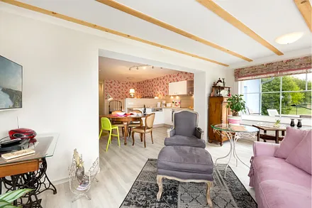 Der Blick vom Wohnbereich zur Küchenzeile.