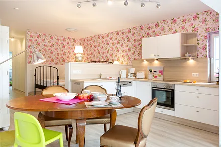 Die Küchenzeile ist ausgestattet mit Geschirrspüler ...