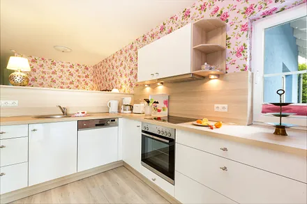 ... Backofen, Mikrowelle, Kühlgefrierkombination etc.