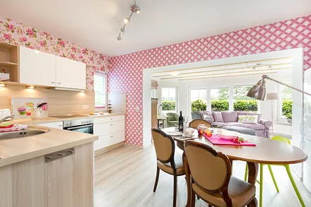 Blick vom Küchenbereich in den Erker.