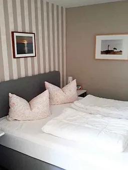 Schlafbereich 1 mit neuem Boxspringbett (Doppelbett)