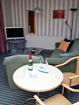 Wohnbereich 1 mit Flachbildfernseher in HD und kl. Wintergarten