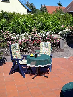 Geräumige Terrasse mit großem Tisch, Stühle und einem Wäschetrockenständer. Grillmöglichkeit nach Absprache mit dem Vermieter.