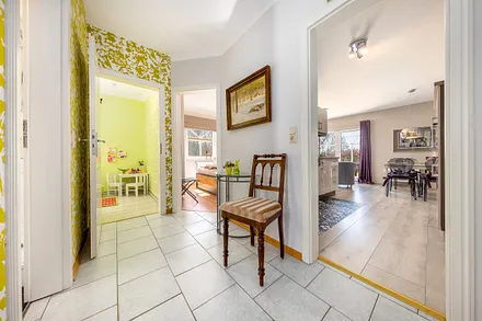 Der Flur mit Garderobe.