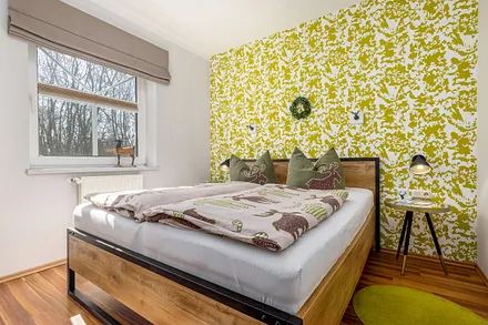 Das Elternschlafzimmer mit Doppelbett, Verdunkelung an den Fenstern ...