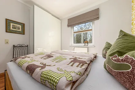 ... Doppelbett und Kleiderschrank.