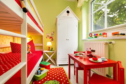 ... Verdunkelungsmöglichkeit am Fenster ...