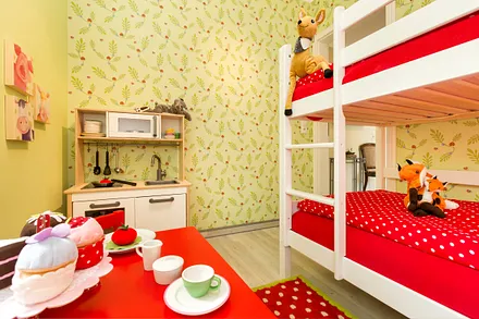 ... und voll ausgestatteter Kinderküche.