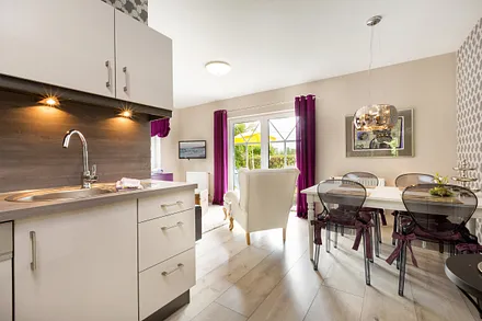 Die möblierte Südterrasse ist vom Wohnzimmer zu betreten.