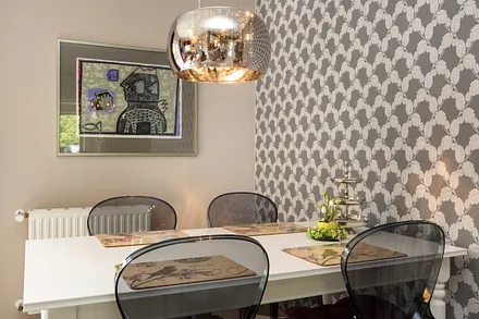 Der Eßplatz im Wohnzimmer.