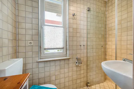 Das kleine Bad hat eine bodengleiche Dusche ...