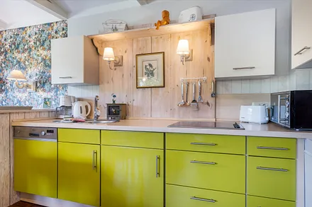 ... Ceranfeld, Kaffeemaschine, Wasserkocher und Toaster.