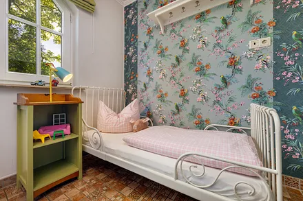 Das kleine Kinderzimmer mit Verdunkelungsrollo.