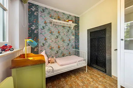 Das Bett ist 80cm breit und 140 cm lang.