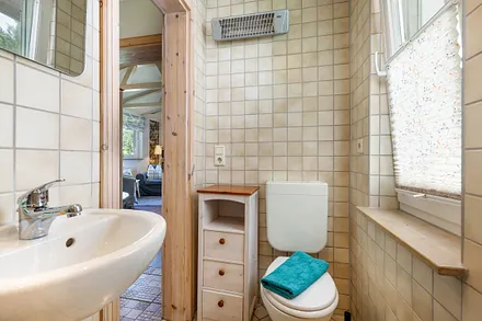 ... Waschbecken und WC.