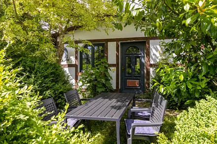 Die von Natur beschattete Gartenterrasse vor dem Ferienhäuschen.