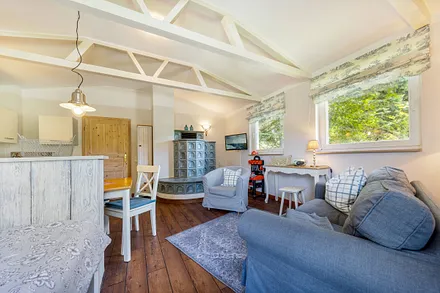 Blick in den Wohnschlafraum - der schöne Ofen mit Sitzbank ist Dekoration.