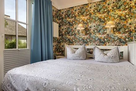 Das Doppelbett im Wohnraum.