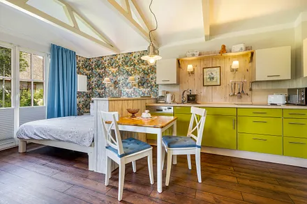 Die Küchenzeile ist ausgestattet mit Geschirrspüler ...