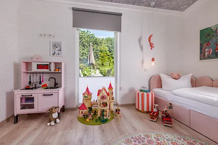 Die Fenster haben Plissees und für die Verdunkelung Innenrollos.