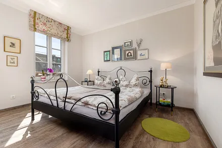 Das große Elternschlafzimmer mit Doppelbett ...