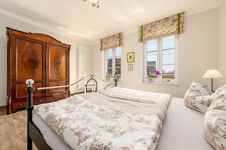 ... Verdunkelungsplissees an den Fenstern und Kleiderschrank.