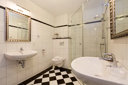 Das schöne Bad mit 2 Waschbecken, WC und Dusche.