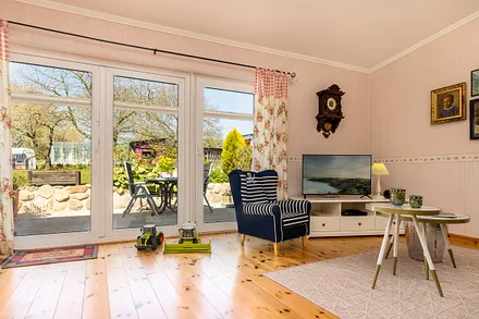 Das Wohnzimmer mit Austritt zur großen Terrasse.