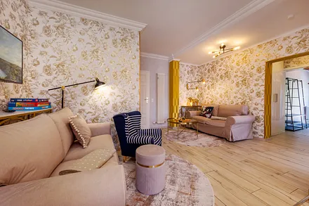Das große Wohnzimmer mit zwei kuschelsamtigen Sofas.