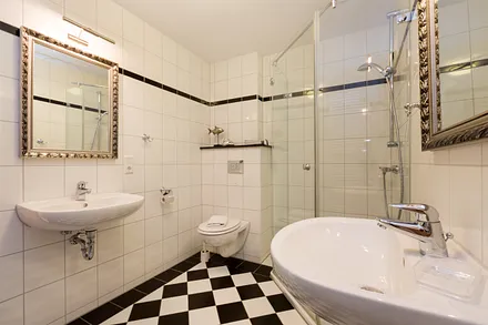 Das schöne Bad mit Glasdusche, 2 Waschbecken, Handtuchtrockner, WC und Fön.