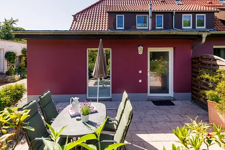 Die große möblierte Terrasse.