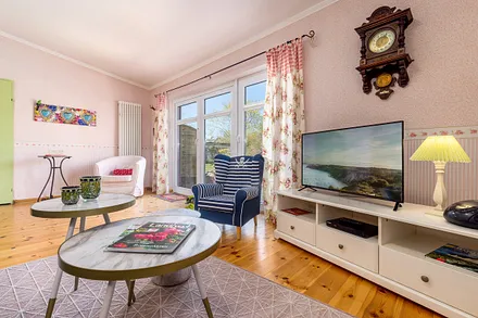 Das Wohnzimmer mit TV, DVD-Player, CD-Radio und kleiner Bibiliothekt.