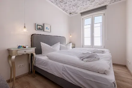 Das schicke Elternschlafzimmer. Mit einem Innenrollo kann verdunkelt werden.