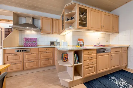 ... Geschirrspüler, 5-Platten-Ceranfeld, Mikrowelle, Kühlgefrierkombination etc.