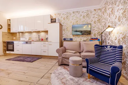 Das Wohnzimmer mit TV, DVD-Player, CD-Radio, Spielen und kleiner Bibliothek.