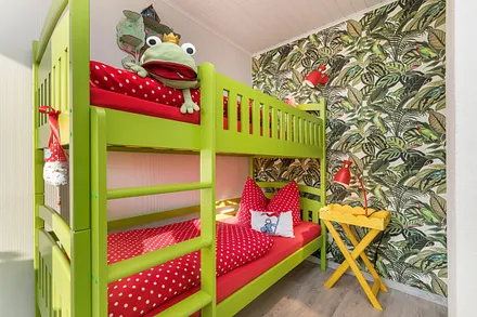 Das Etagenbett im Kinderzimmer (Liegeflächen 80x180cm).