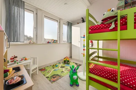 Die Fenster haben Außenrolläden für die Verdunkelung.