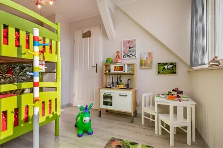 Die Kinderspielküche ist komplett ausgestattet.