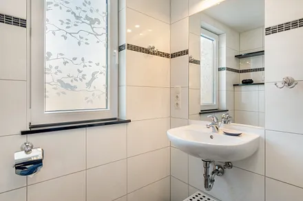 Das kleine Bad mit WC, Fön ...